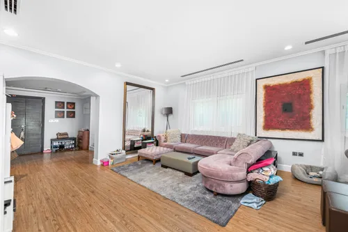 3 Bedrooms Villa in Legacy