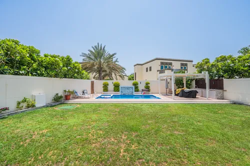 3 Bedrooms Villa in Legacy