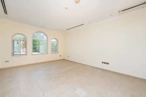 3 Bedrooms Villa in Legacy