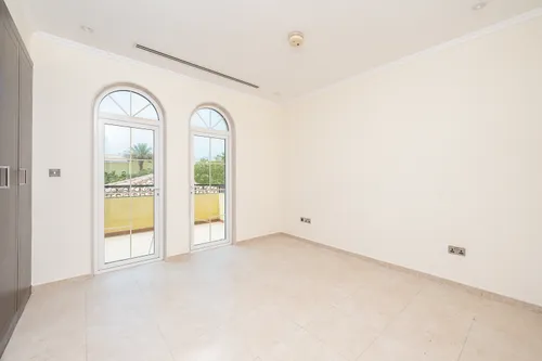 3 Bedrooms Villa in Legacy