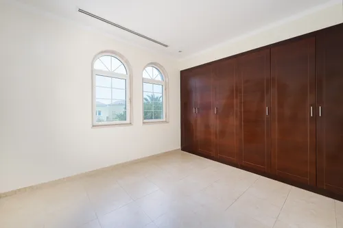 3 Bedrooms Villa in Legacy