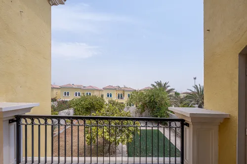 3 Bedrooms Villa in Legacy