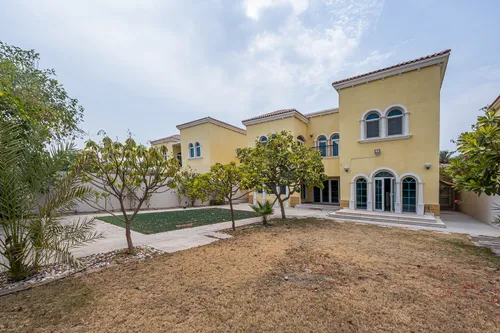 3 Bedrooms Villa in Legacy