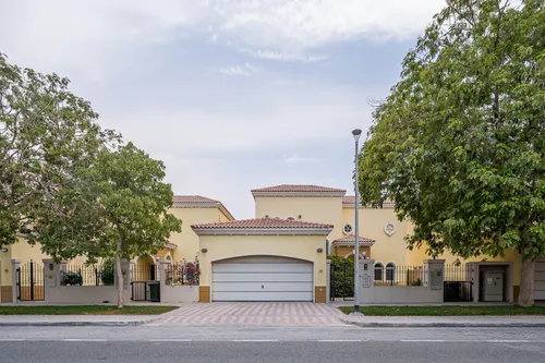 3 Bedrooms Villa in Legacy