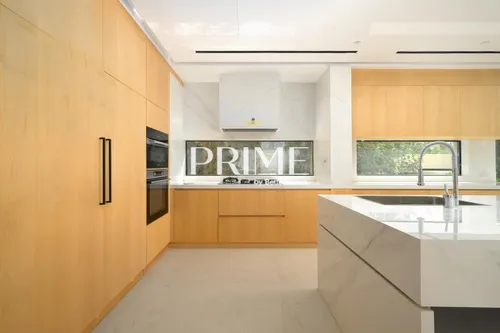 5 Bedrooms Villa in Meadows 7