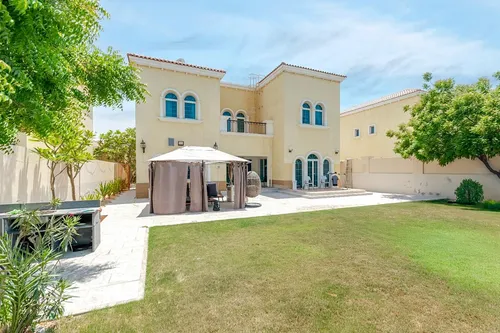 3 Bedrooms Villa in Legacy