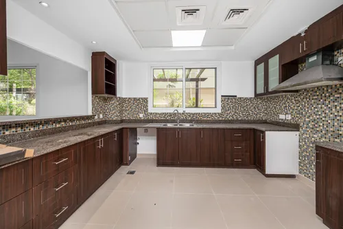 5 Bedrooms Villa in Naseem
