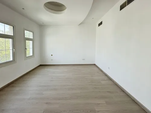 5 Bedrooms Villa in Naseem