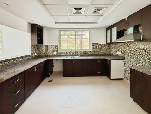 5 Bedrooms Villa in Naseem