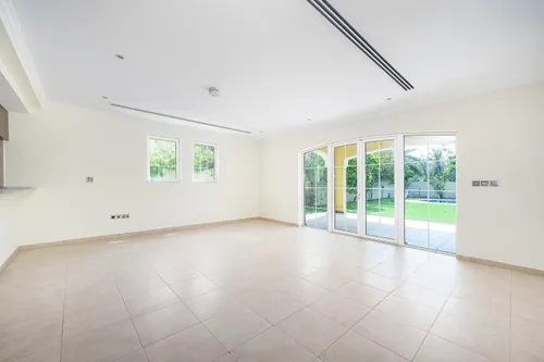 4 Bedrooms Villa in Legacy