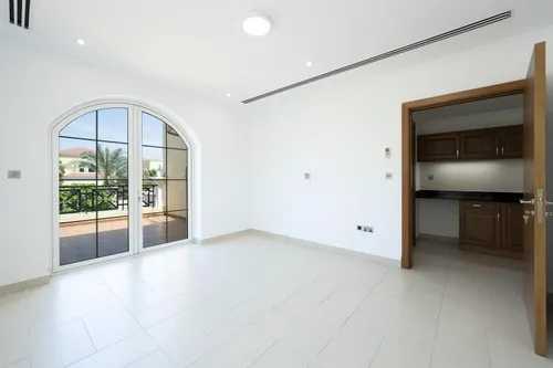 4 Bedrooms Villa in Legacy