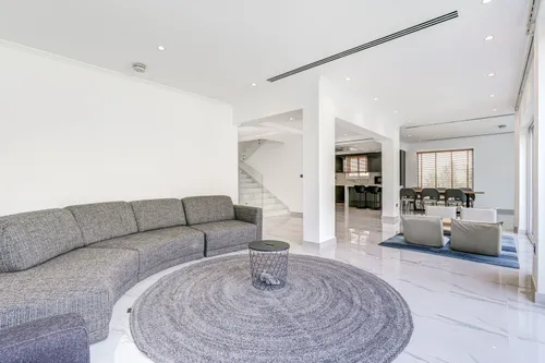 3 Bedrooms Villa in District 8