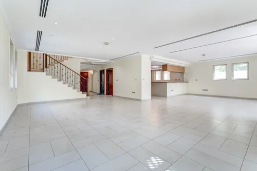4 Bedrooms Villa in Legacy