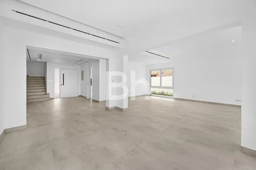 5 Bedrooms Villa in Meadows 5
