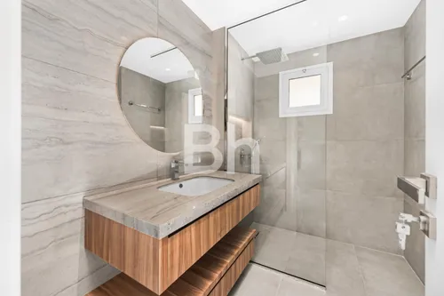 5 Bedrooms Villa in Meadows 5