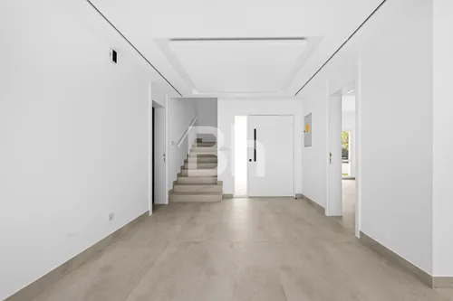 5 Bedrooms Villa in Meadows 5