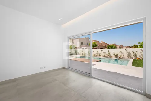 5 Bedrooms Villa in Meadows 5