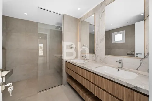 5 Bedrooms Villa in Meadows 5