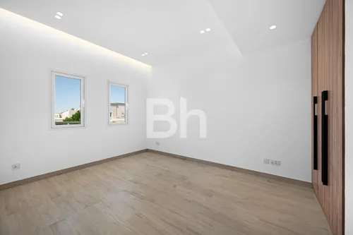 5 Bedrooms Villa in Meadows 5