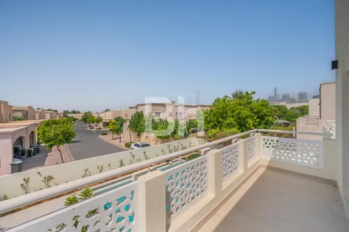 5 Bedrooms Villa in Meadows 5