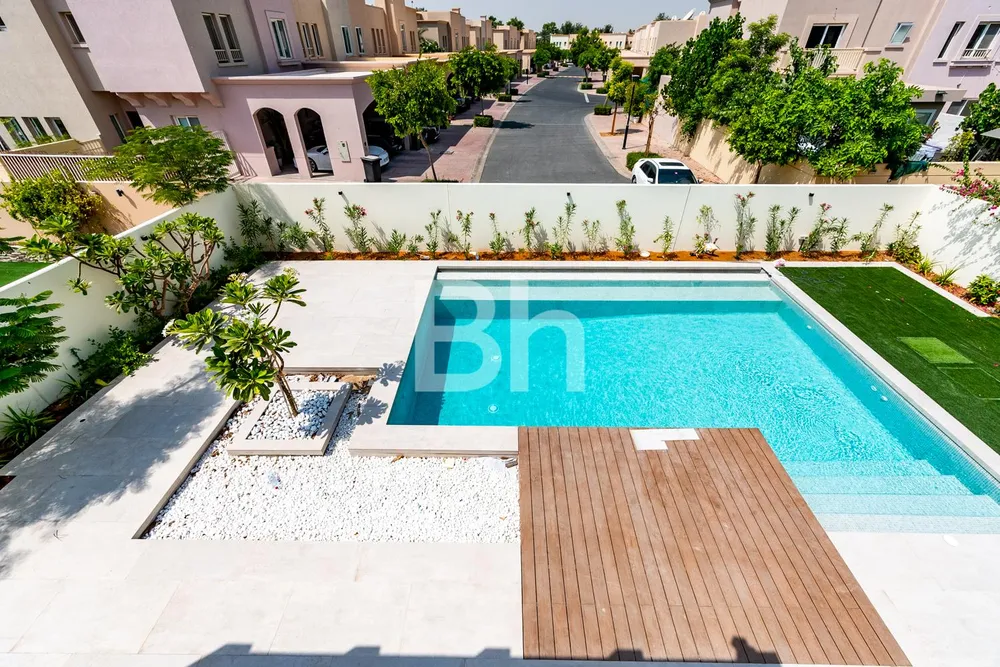 5 Bedrooms Villa in Meadows 5