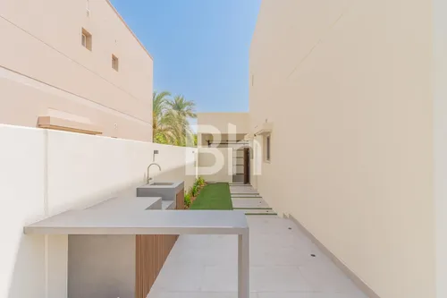 5 Bedrooms Villa in Meadows 5
