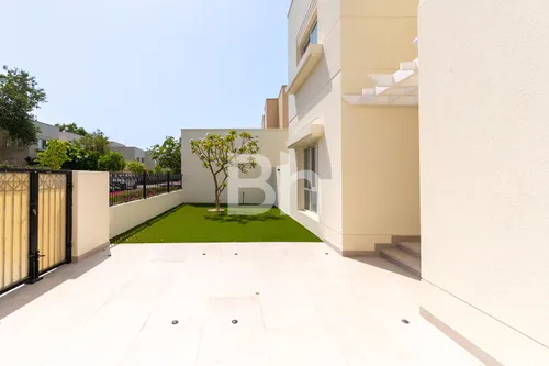 5 Bedrooms Villa in Meadows 5
