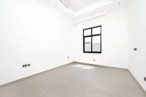 4 Bedrooms Villa in Al Aweer 1