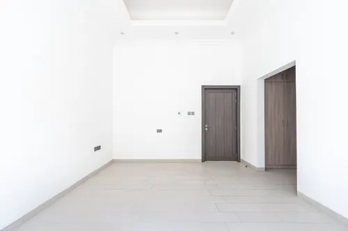 4 Bedrooms Villa in Al Aweer 1