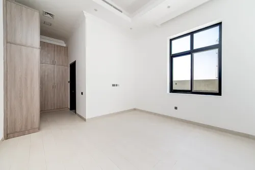 4 Bedrooms Villa in Al Aweer 1