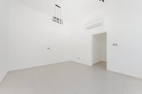 4 Bedrooms Villa in Al Aweer 1