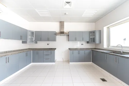 4 Bedrooms Villa in Al Aweer 1