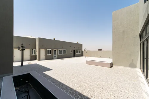 4 Bedrooms Villa in Al Aweer 1