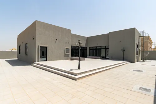 4 Bedrooms Villa in Al Aweer 1