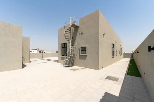 4 Bedrooms Villa in Al Aweer 1