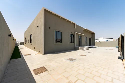 4 Bedrooms Villa in Al Aweer 1