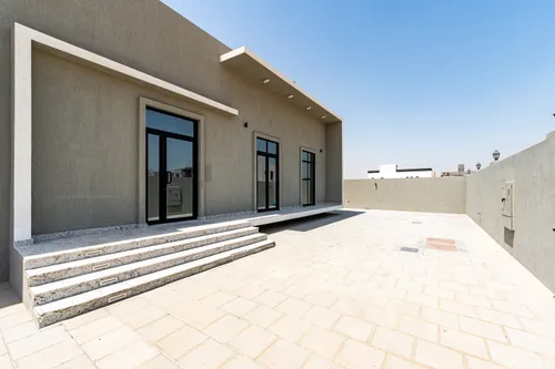 4 Bedrooms Villa in Al Aweer 1
