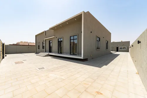 4 Bedrooms Villa in Al Aweer 1