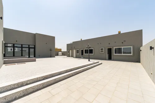 4 Bedrooms Villa in Al Aweer 1
