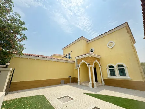 3 Bedrooms Villa in Legacy