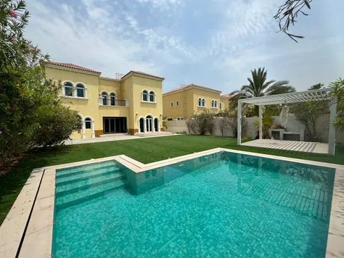 3 Bedrooms Villa in Legacy
