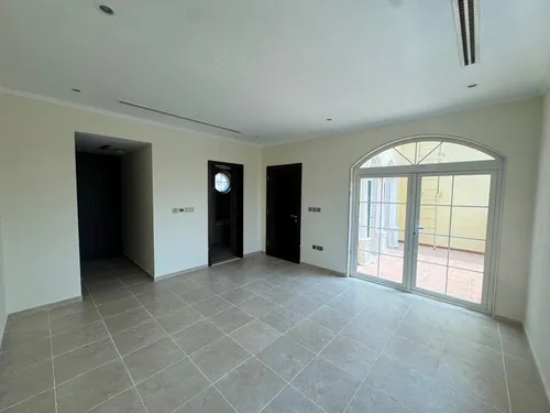 3 Bedrooms Villa in Legacy