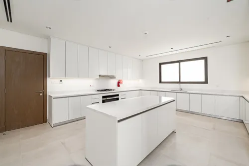 6 Bedrooms Villa in District One Phase III A