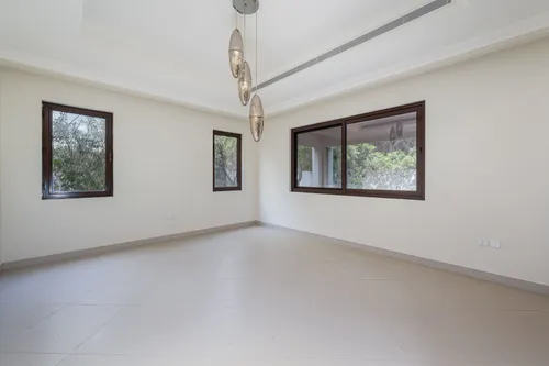 6 Bedrooms Villa in Yasmin