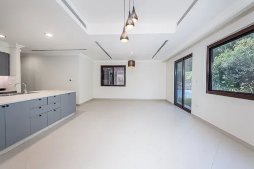 6 Bedrooms Villa in Yasmin