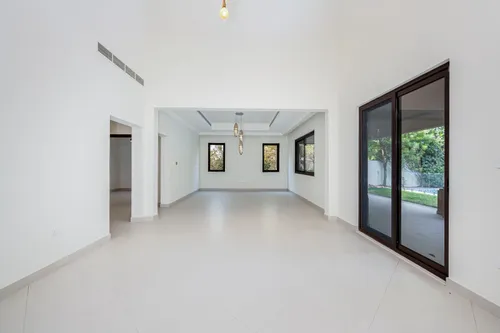 6 Bedrooms Villa in Yasmin