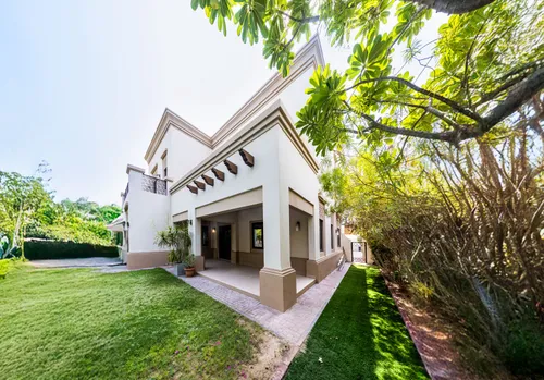 6 Bedrooms Villa in Yasmin
