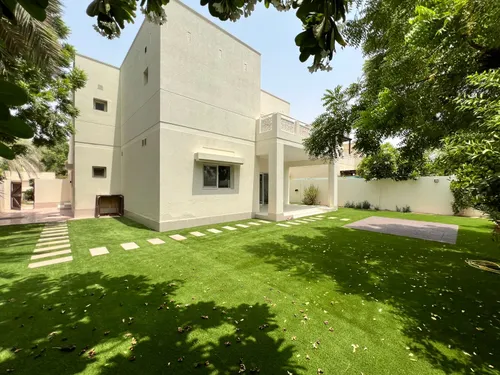 4 Bedrooms Villa in Meadows 6
