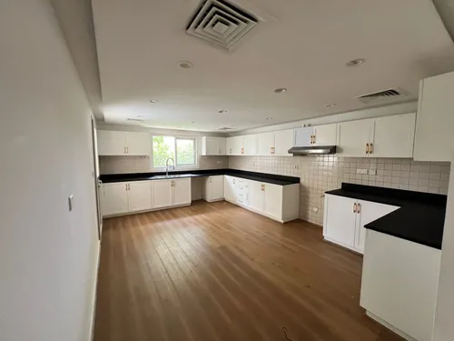 4 Bedrooms Villa in Meadows 6