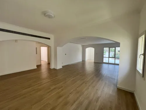 4 Bedrooms Villa in Meadows 6